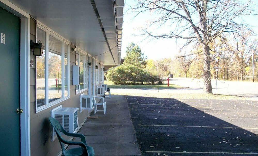 Forest Lake Motel Grand Rapids Exterior foto